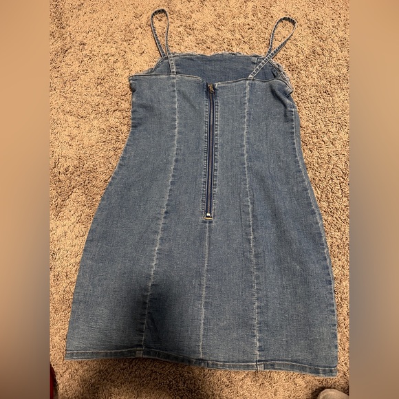 Medium size Short Dresses for women Guess, Fashion Nova and le chateau brand - Picture 1 of 13